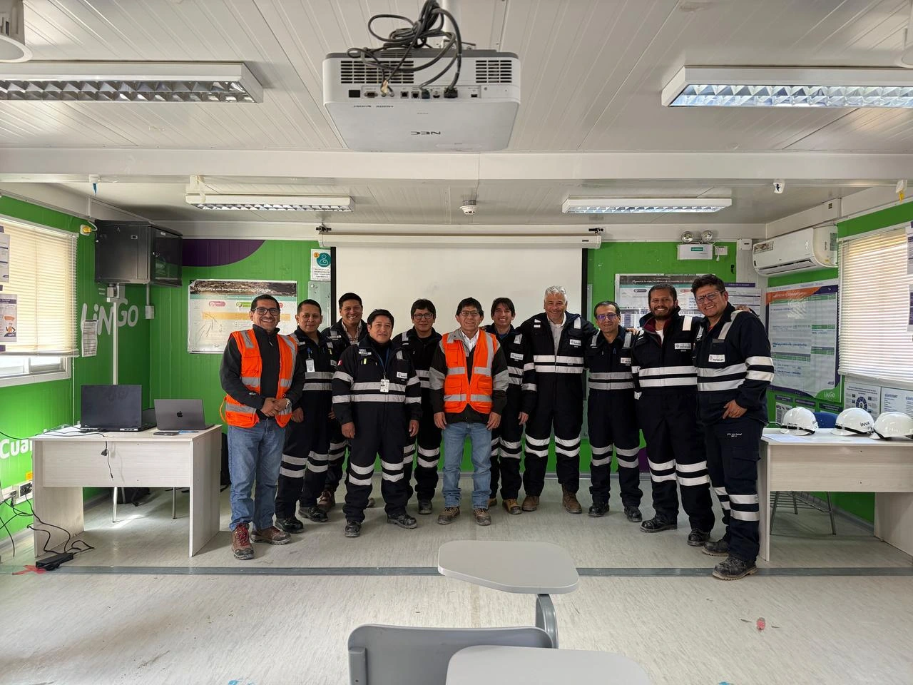 Equipo INVA Academy en capacitación de campo en faena minera