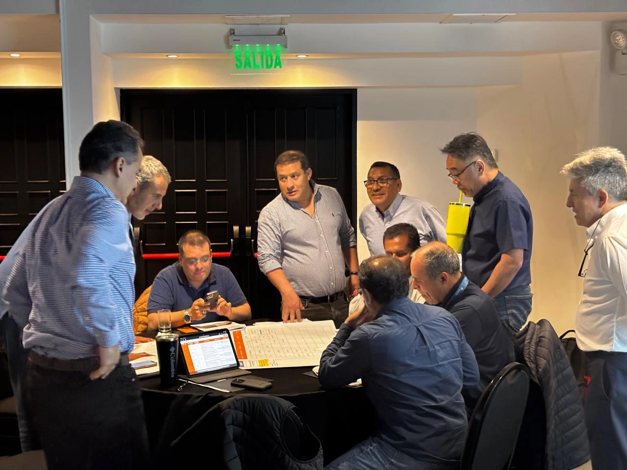 Equipo INVA en mesa de trabajo revisando cronograma de proyecto