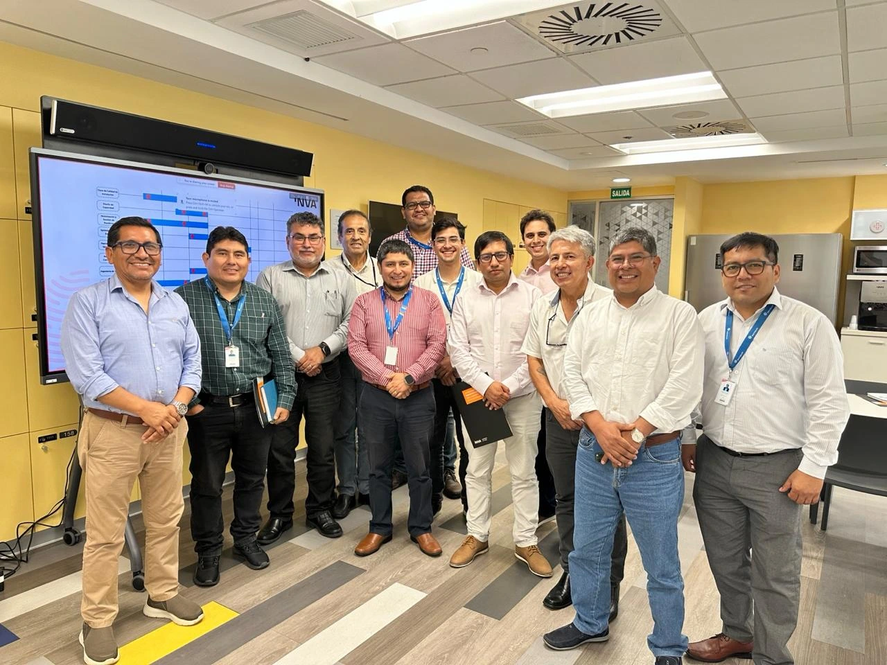 Equipo INVA Academy en sesión de planificación con clientes